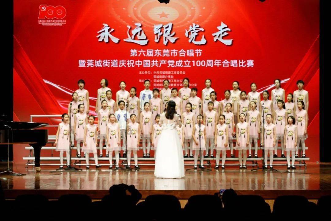 美到没天理!杨幂新中式黑色吊带裙外搭黑外套,松弛迷人状态饱满