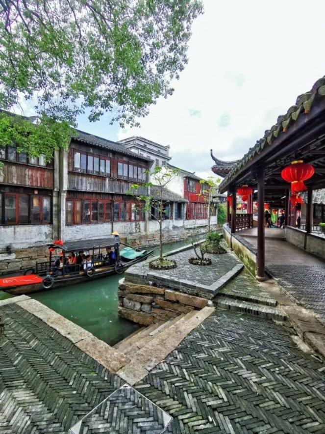 波尔布特的姐姐嫁给了西哈努克的外公，西哈努克居然也知道