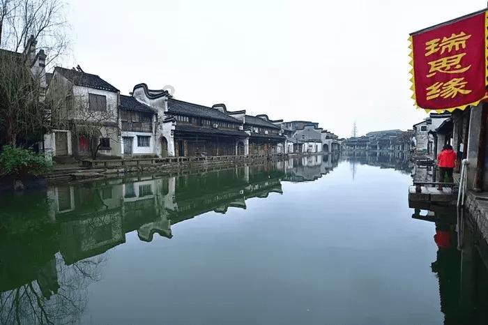 云南财经大学东门小游园：很有书香味